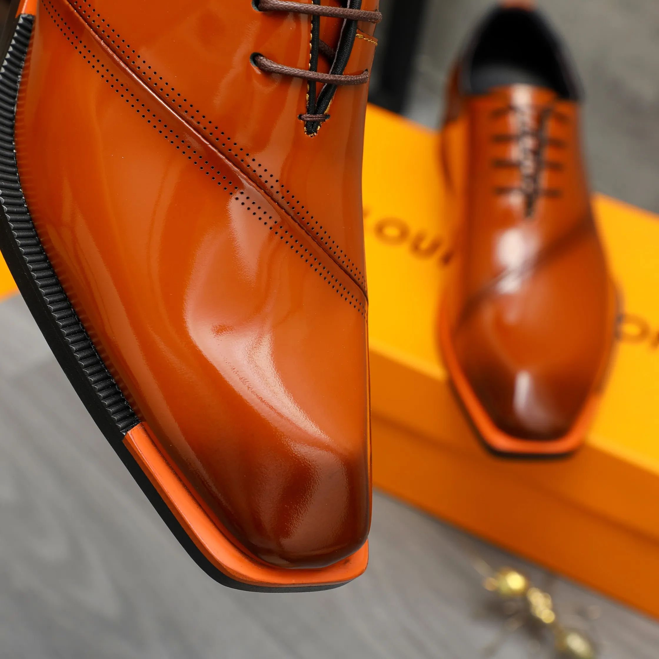 Men's shoes 💰600 Product trademark: LV "Louis Vuitton" business formal lace-up leather shoes Regular size: 37-46 Product material: Selected pearlescent polished cowhide upper, pigskin lining, rubber outsole